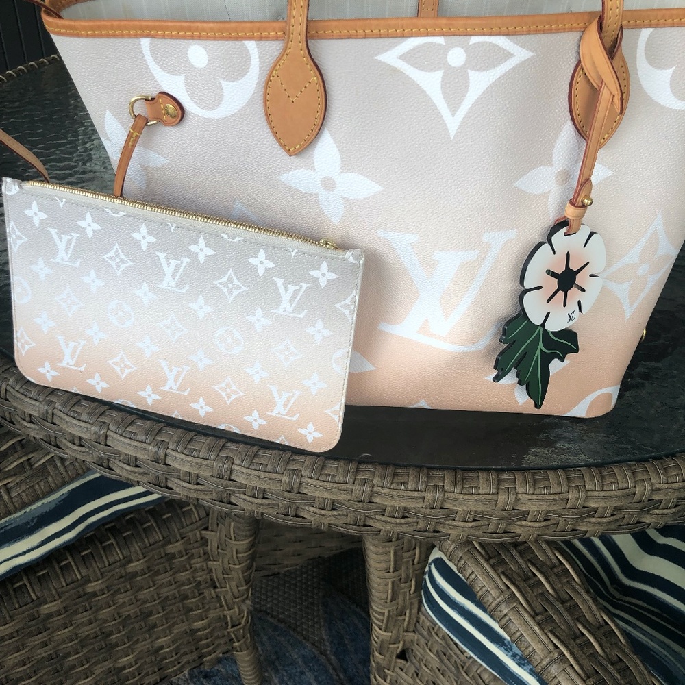 Louis Vuitton Neverfull MM in pale pink